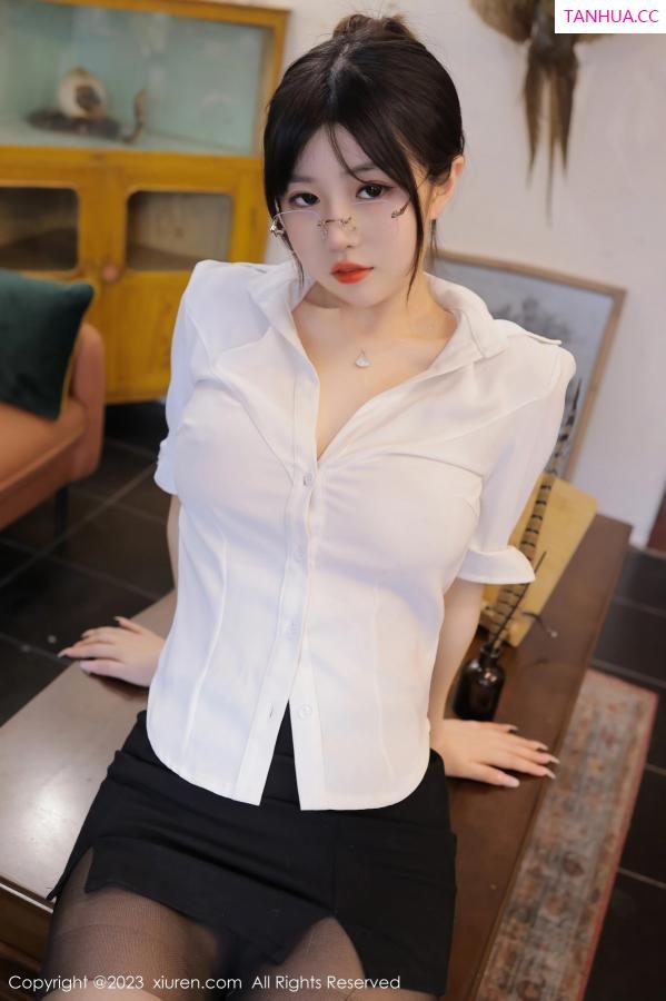   [XiuRen]高清写真图 2023.06.01 No.6838 岁小岁 短裙美臀第34张图片